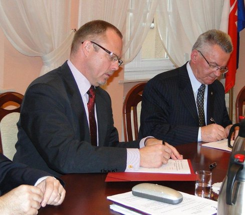 Elbląg, Jacek Protas i Henryk Słonina podpisują umowy.