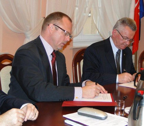 Elbląg, Jacek Protas i Henryk Słonina podpisują umowy. Elbląg, Jacek Protas i Henryk Słonina podpisują umowy.