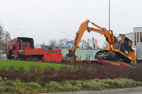 Elbląg, Koparka spadła z naczepy