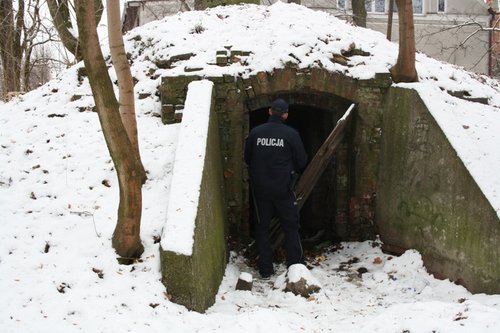 Elbląg, Braniewscy policjanci kontrolują miejsca, w ktorych przebywają bezdomni