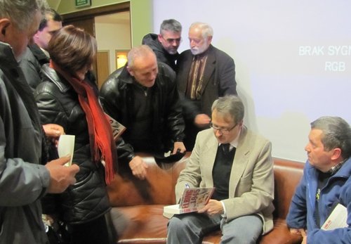 Elbląg, Sporo osób kupiło książkę i czekało na autograf autora...
