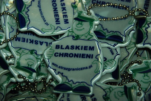 Elbląg, Odblaskowe postaci funkcjonariuszy Straży Granicznej strzegą bezpieczeństwa najmłodszych w drodze do i ze szkoły.