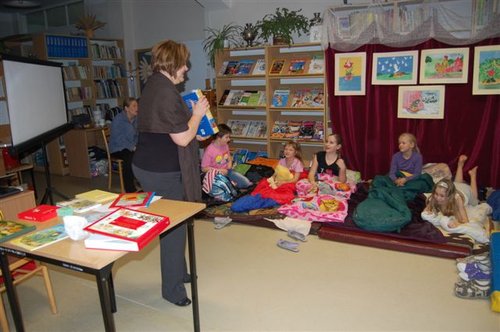 Elbląg, Nocnych gości szkolnej biblioteki odwiedziła między innymi dyrektorka szkoły Aleksandra Nieżurawska,która przygotowała dla dzieci konkurs z nagrodami. Elbląg, Nocnych gości szkolnej biblioteki odwiedziła między innymi dyrektorka szkoły Aleksandra Nieżurawska,która przygotowała dla dzieci konkurs z nagrodami.