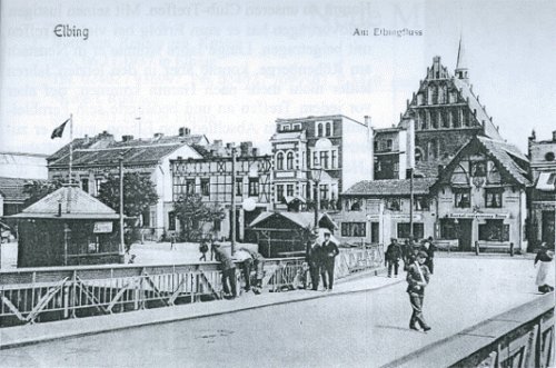 Elbląg, Z lewej, za drzewami hotel Elbinger Hof. Elbląg, Z lewej, za drzewami hotel Elbinger Hof.