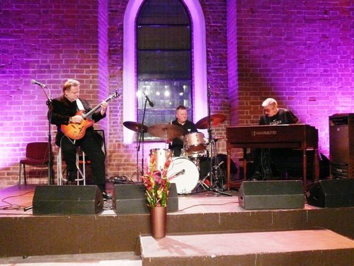 Elbląg, Jarosław Śmietana, Wojciech Karolak i Adam Czerwiński podczas elbląskiego koncertu zagrali znane polskie standardy w jazzowej aranżacji oraz utwory Jimiego Hendrixa.