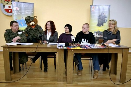 Elbląg, Dziś w sztabie 16. PDZ odbyła się konferencja prasowa poświęcona 19. Finałowi WOŚP (na zdjęciu organizatorzy oraz miś "Szesnastek") Elbląg, Dziś w sztabie 16. PDZ odbyła się konferencja prasowa poświęcona 19. Finałowi WOŚP (na zdjęciu organizatorzy oraz miś "Szesnastek")