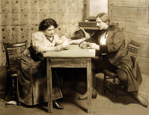 Elbląg, Scena karciana grana w trakcie światowej premiery "Dziewczyny z Zachodu" w 1910 r.; fot. www.metoperafamily.org