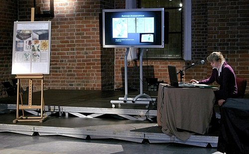 Elbląg, O technice wykonania dzieła, jego historii i przeprowadzonych pracach konserwatorskich opowiadała dr Jolanta Czuczko (fot AD) Elbląg, O technice wykonania dzieła, jego historii i przeprowadzonych pracach konserwatorskich opowiadała dr Jolanta Czuczko (fot AD)