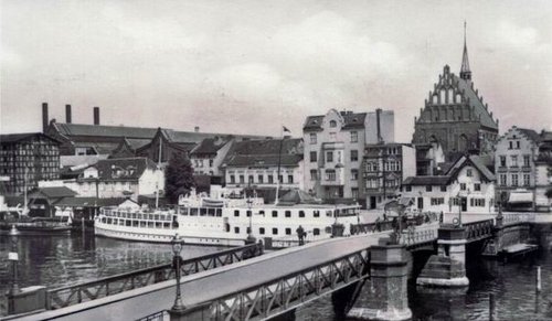 Elbląg, Widok na most zwodzony i przystań statków parowych. Elbląg, Widok na most zwodzony i przystań statków parowych.