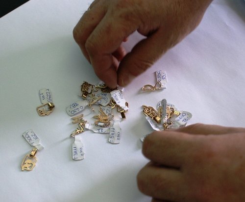 Elbląg, Mężczyzna ukradł z wystawy 20 złotych zawieszek