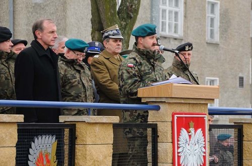 Elbląg, Na uroczystość objęcia obowiązków dowódcy 16 PDZ przez gen. bryg. Janusza Bronowicza przyleciał szef MON Bogdan Klich