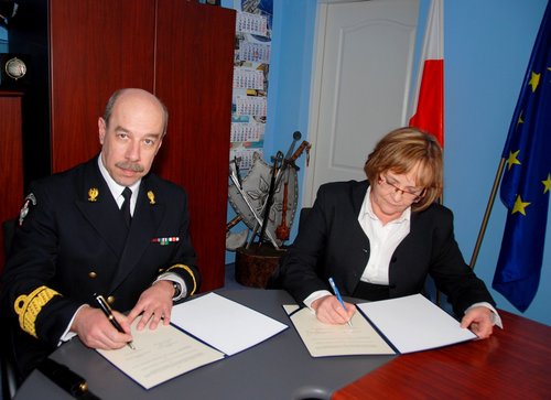 Elbląg, Porozumienie podpisują kontradm. Piotr Stocki i dyrektor ZSZ nr 1 w Elblągu, Barbara Iwona Ciechorska.