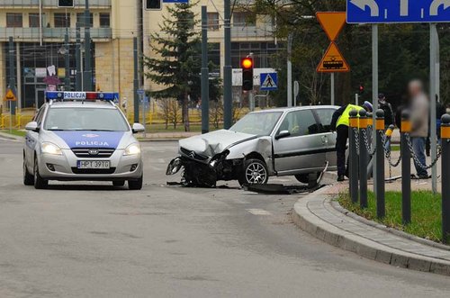 Elbląg, Citroenem wjechał w słupki