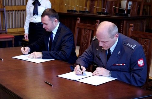Elbląg, Porozumienie podpisali prezydent Elbląga Grzegorz Nowaczyk i przedstawiciel MON, płk. lek. Piotr Dzięgielewski Elbląg, Porozumienie podpisali prezydent Elbląga Grzegorz Nowaczyk i przedstawiciel MON, płk. lek. Piotr Dzięgielewski