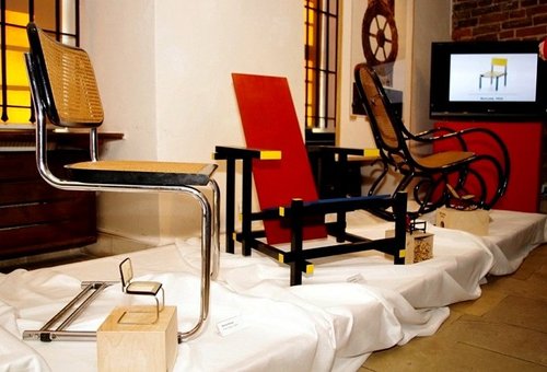 Elbląg, Mirosław Melerski zgromadził - aktualnie prezentowaną w formie muzealnej wystawy "Klasyka designu" - kolekcję siedzisk i ich miniatur