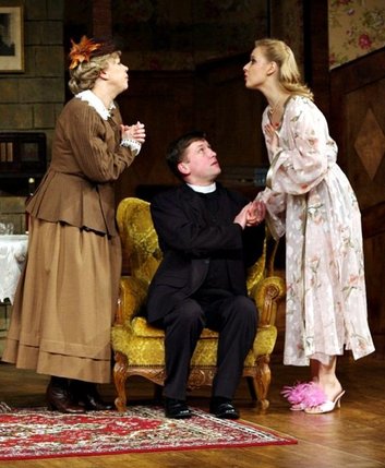 Elbląg, Pastor (Tomasz Muszyński), jego młoda żona (Anna Suchowiecka) i miejscowa dewotka (Teresa Suchodolska) Elbląg, Pastor (Tomasz Muszyński), jego młoda żona (Anna Suchowiecka) i miejscowa dewotka (Teresa Suchodolska)