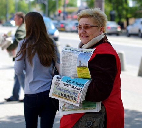 Elbląg, We wczorajszej (6 maja) akcji na rzecz poprawy warunków pracy pracowników sklepów wielkopowierzchniowych uczestniczyła Elżbieta Fornalczyk - liderka pierwszego strajku w hipermarkecie. Elbląg, We wczorajszej (6 maja) akcji na rzecz poprawy warunków pracy pracowników sklepów wielkopowierzchniowych uczestniczyła Elżbieta Fornalczyk - liderka pierwszego strajku w hipermarkecie.