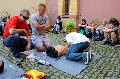 Elbląg, Przemysław Kapelan, młodszy instruktor ratownictwa prezentował tajniki udzielania pierwszej pomocy medycznej