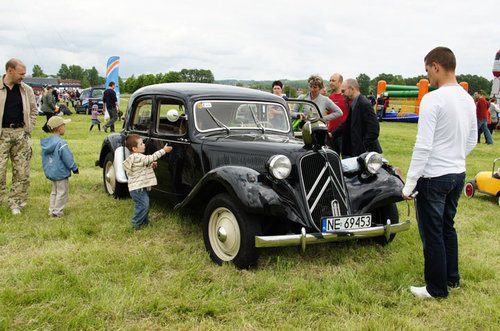 Elbląg, Zabytkowy citroen - jedna z atrakcji festynu na lotnisku