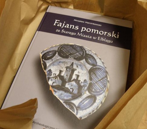Elbląg, Książka o ceramice ze Starego Miasta z początkiem tygodnia przyjechała z drukarni. W czwartek zostanie oficjalnie zaprezentowana elblążanom. Elbląg, Książka o ceramice ze Starego Miasta z początkiem tygodnia przyjechała z drukarni. W czwartek zostanie oficjalnie zaprezentowana elblążanom.