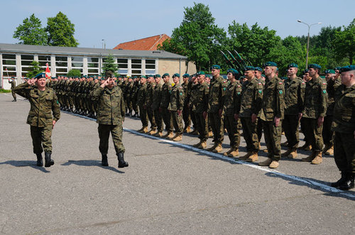 Elbląg, Powitanie żołnierzy 13 pplot na placu apelowym przy ul. Mazurskiej