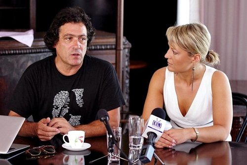 Elbląg, Carlos Carvalherio czuwa nad realizacją trójjęzycznego projektu (obok tłumacz - Marta Eisler-Wrzeszcz, na co dzień sufler w elbląskim teatrze) Elbląg, Carlos Carvalherio czuwa nad realizacją trójjęzycznego projektu (obok tłumacz - Marta Eisler-Wrzeszcz, na co dzień sufler w elbląskim teatrze)