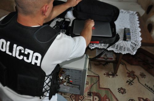 Elbląg, Podczas przeszukań mieszkań i firm policjanci zabezpieczyli sprzęt komputerowy Elbląg, Podczas przeszukań mieszkań i firm policjanci zabezpieczyli sprzęt komputerowy