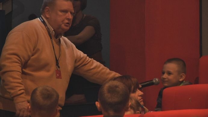Elbląg, Eugeniusz Gordziejuk w czasie spotkania z dziećmi w kinie Światowid (kadr z materiału filmowego).