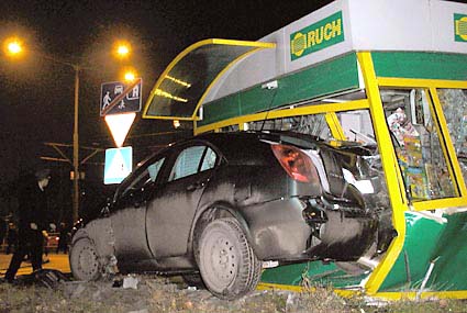 Elbląg, Samochód wpadł w poślizg, rozpędzony wjechał na chodnik, gdzie potrącił pieszą, zatrzymał się - dosłownie - w kiosku