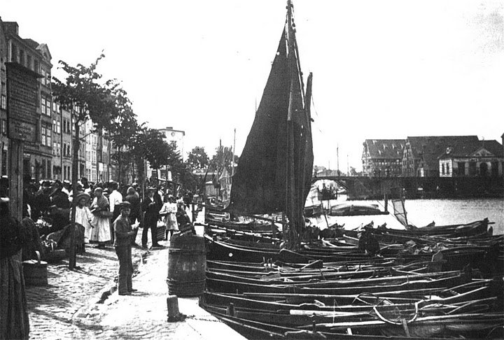 Elbląg, Rybackie łodzie przycumowane przy Targu Rybnym