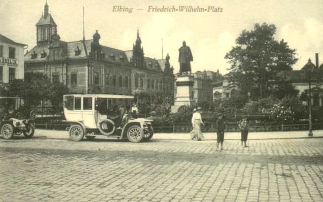 Elbląg, Automobil na placu Fryderyka Wilhelma (obecnie pl. Słowiański) Elbląg, Automobil na placu Fryderyka Wilhelma (obecnie pl. Słowiański)