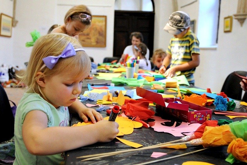 Elbląg, W Galerii EL dzieci tworzyły dziś papierowe kwiaty Elbląg, W Galerii EL dzieci tworzyły dziś papierowe kwiaty