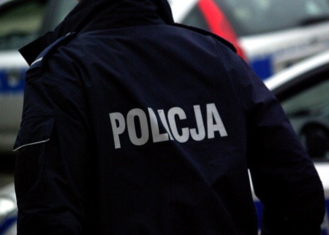 Elbląg, Jeden z policjantów został raniony nożem będąc na służbie. Napastnik został zatrzymany Elbląg, Jeden z policjantów został raniony nożem będąc na służbie. Napastnik został zatrzymany