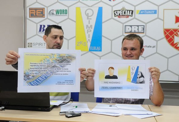 Elbląg, Krzysztof Fedak i Mateusz Kosiński (a na zdjęciu niżej Robert Pilecki) prezentują wzór Standardowej Karty Kibica Olimpii Elbląg