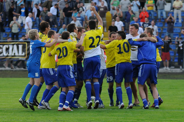 Elbląg, Szalony taniec radości piłkarzy Olimpii po wyeliminowaniu Warty Poznań Elbląg, Szalony taniec radości piłkarzy Olimpii po wyeliminowaniu Warty Poznań