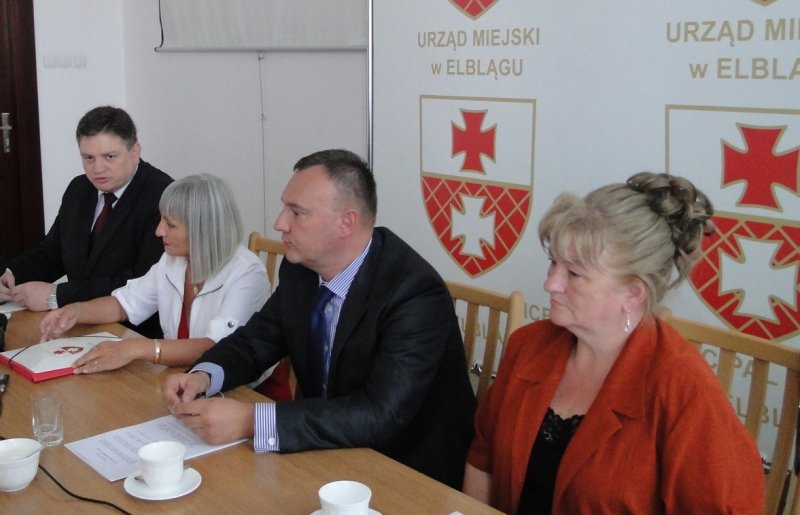 Elbląg, Od lewej: Mirosław Gorbaczewski (Elbląski Szpital Specjalistyczny), Wiesława Lech (Szpital Miejski), Tomasz Lewandowski (Urząd Miasta), Elżbieta Gelert (Wojewódzki Szpital Zespolony) Elbląg, Od lewej: Mirosław Gorbaczewski (Elbląski Szpital Specjalistyczny), Wiesława Lech (Szpital Miejski), Tomasz Lewandowski (Urząd Miasta), Elżbieta Gelert (Wojewódzki Szpital Zespolony)