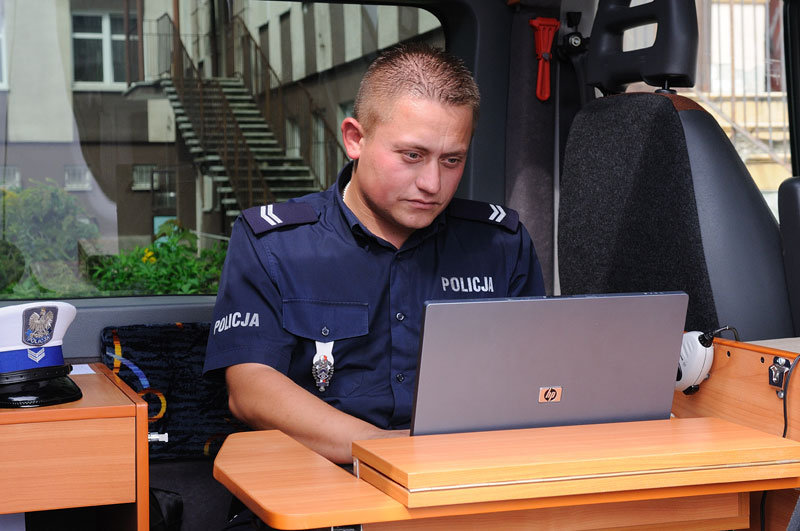 Elbląg, St. sierż. Maciej Krztoń w "biurze na kółkach" Elbląg, St. sierż. Maciej Krztoń w "biurze na kółkach"