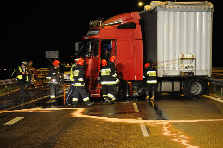 Elbląg, Ciężarówka po uderzeniu w barierę ochronną zablokowała obwodnicę