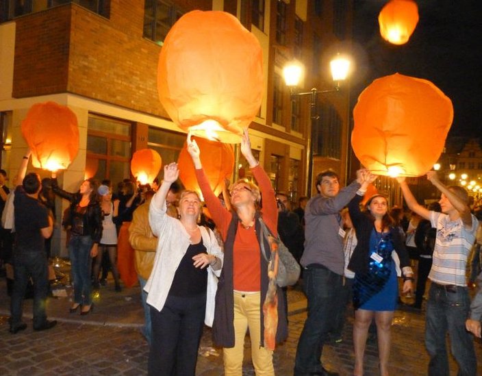 Elbląg, Każdy uczestnik imprezy otrzymał lampion na ciepłe powietrze. Chwilę później niebo nad Elblągiem rozświetliło się Elbląg, Każdy uczestnik imprezy otrzymał lampion na ciepłe powietrze. Chwilę później niebo nad Elblągiem rozświetliło się