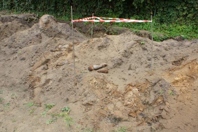 Elbląg, Do czasu przyjazdu saperów miejsce niebezpiecznego znaleziska zabezpieczali policjanci Elbląg, Do czasu przyjazdu saperów miejsce niebezpiecznego znaleziska zabezpieczali policjanci