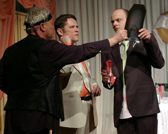 Elbląg, We wrześniu w teatrze m.in. "Testosteron" (na zdj. od lewej: Jacek Gudejko, Tomasz Czajka, Leszek A. Czerwiński -