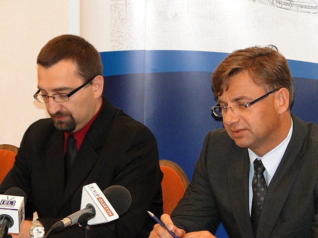 Elbląg, Umowę na rozbudowę portu przy Radomskiej podpisali wiceprezydent Elbląga Adam Witek i Przemysław Nowak, dyrektor generalny firmy „Aarsleff”.