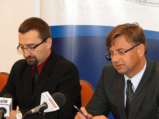 Elbląg, Umowę na rozbudowę portu przy Radomskiej podpisali wiceprezydent Elbląga Adam Witek i Przemysław Nowak, dyrektor generalny firmy „Aarsleff”. Elbląg, Umowę na rozbudowę portu przy Radomskiej podpisali wiceprezydent Elbląga Adam Witek i Przemysław Nowak, dyrektor generalny firmy „Aarsleff”.