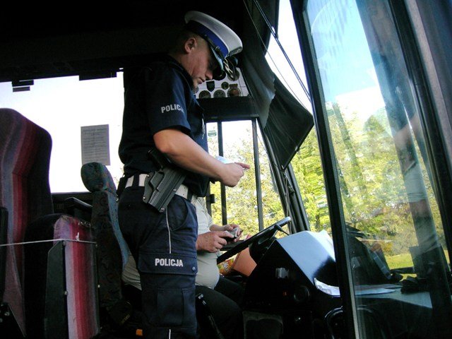 Elbląg, Podczas wczorajszej akcji policjanci kontrolowali autobusy komunikacji miejskiej, rejsowe oraz ciężarówki Elbląg, Podczas wczorajszej akcji policjanci kontrolowali autobusy komunikacji miejskiej, rejsowe oraz ciężarówki
