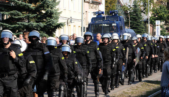 Elbląg, Policjanci eskortowali kibiców Arki w drodze z dworca na stadion i z powrotem
