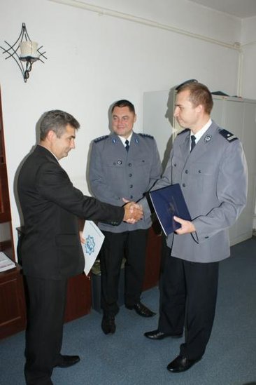 Elbląg, Zmiana na stanowisku kierownika posterunku policji - komendant Robert Muraszko podziękował za slużbę asp. szt. Ryszardowi Sulikowskiemu i powitał asp. szt. Krzysztofa Barsula Elbląg, Zmiana na stanowisku kierownika posterunku policji - komendant Robert Muraszko podziękował za slużbę asp. szt. Ryszardowi Sulikowskiemu i powitał asp. szt. Krzysztofa Barsula
