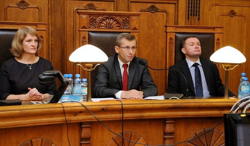 Elbląg, Minister Krzysztof Kwiatkowski odwiedził dziś Sąd Okręgowy w Elblągu (na zdj. od lewej: Ewa Pietraszewska, prezes SO, minister Krzysztof Kwiatkowski, prezydent Grzegorz Nowaczyk -