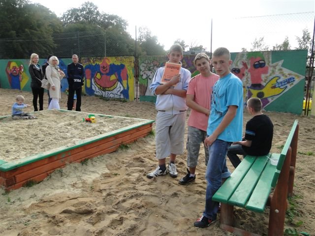 Elbląg, Okazją do zabawy było otwarcie nowego placu sportowo-rekreacyjnego obok bloku przy ul. Łęczyckiej 26