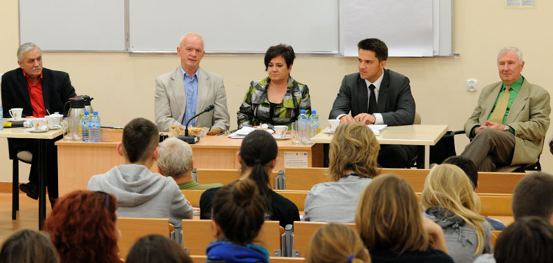 Elbląg, Od lewej: Edward Pukin (PJN), Sławomir Sadowski (PiS), Danuta Janczuk (SLD), Piotr Cieśliński (PO), Marian Kamasz (Ruch Palikota) Elbląg, Od lewej: Edward Pukin (PJN), Sławomir Sadowski (PiS), Danuta Janczuk (SLD), Piotr Cieśliński (PO), Marian Kamasz (Ruch Palikota)