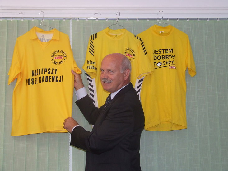Elbląg, Witold Gintowt-Dziewałtowski, dotąd poseł, wyróżniany był w rankingach „Polityki” na najlepszego posła. Żółte koszulki to nagrody w tym rankingu.
